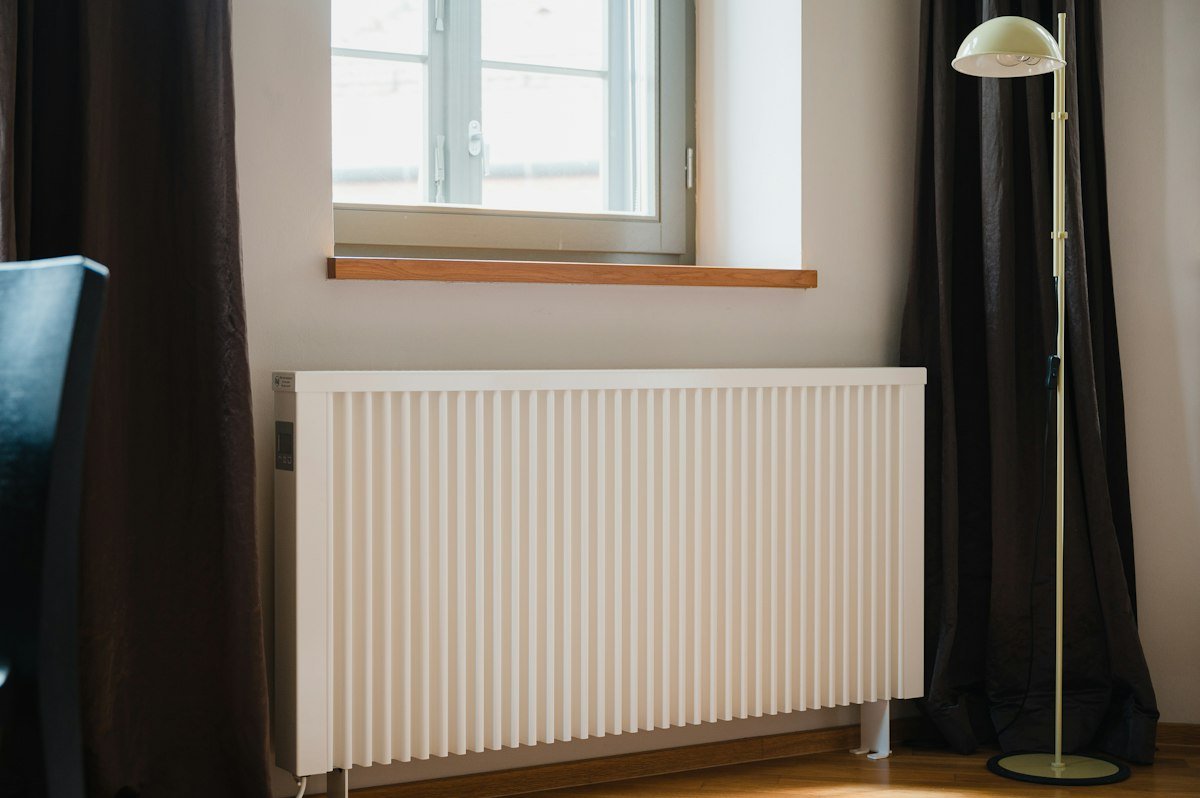 Heizkörper unter dem Fenster — die Wärmeerzeugung bleibt Sache des Gebäudes, die Köpfe oft nicht